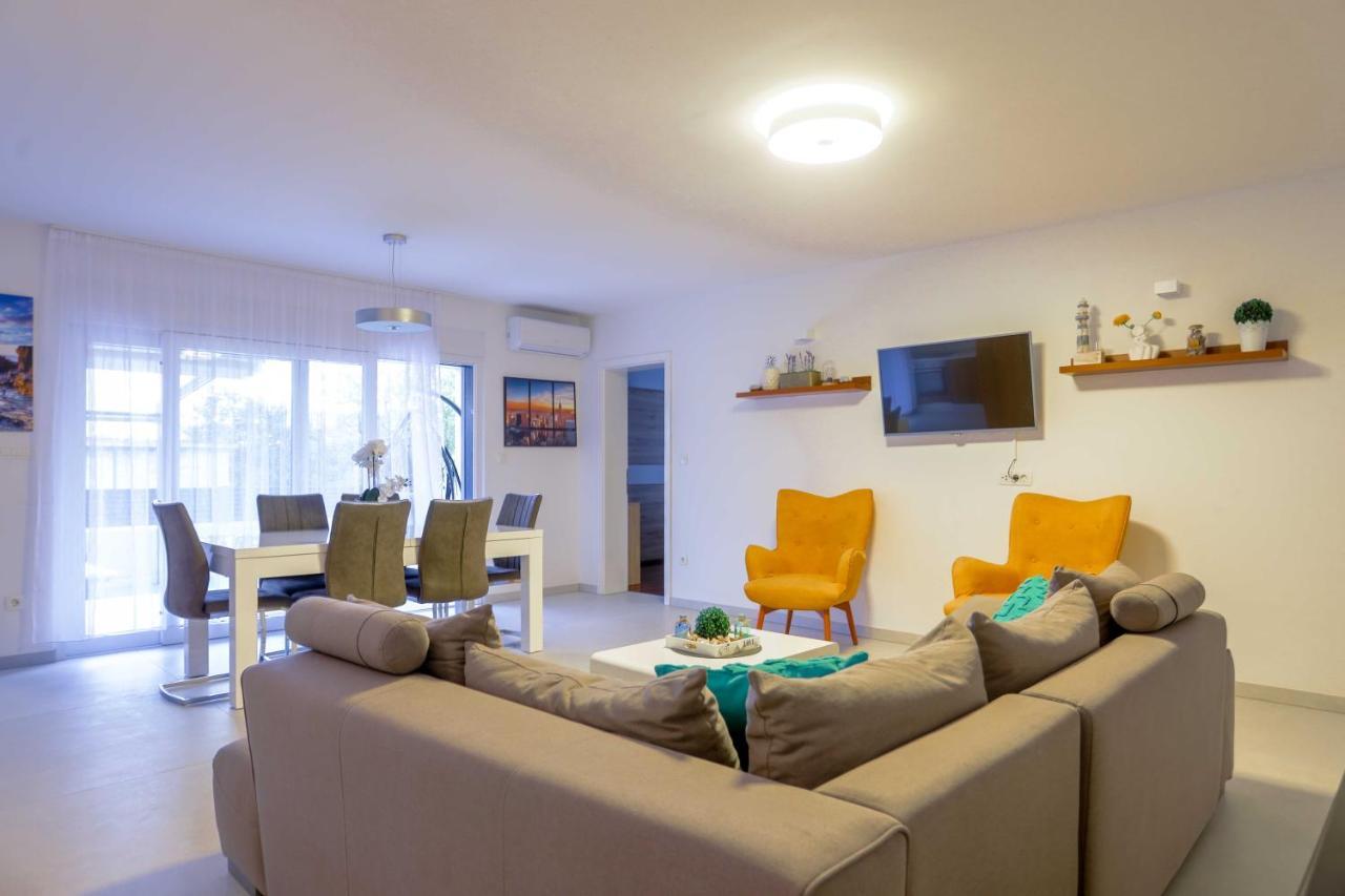 Castelli, 5 Stars * Kastela
